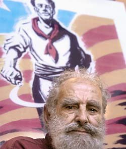 Carles Fontser�, fotografiat en la seva masia de Porqueres el 2004. Foto: Robin Townsend